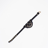 Черный чокер с клепками и золотистой фурнитурой